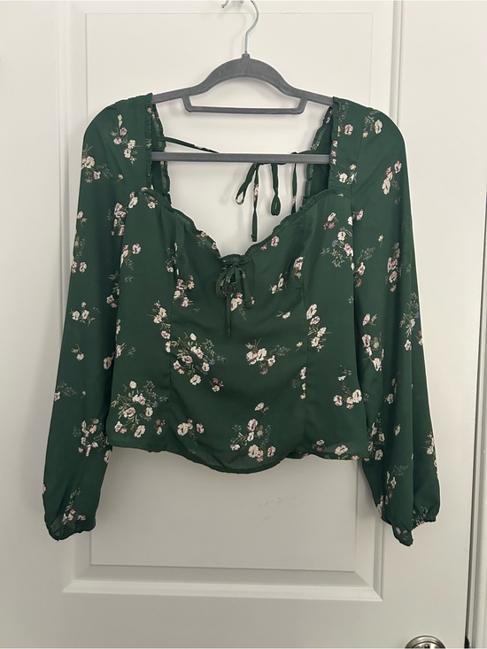 Abercrombie & Fitch Tops - Abercrombie Green Floral Sweetheart Neckline Long Sleeve Blouse